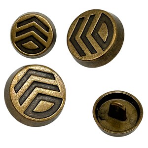 Peut inclure: Quatre boutons de couleur or antique avec un motif en chevron noir. Les boutons ont un dos à tige.