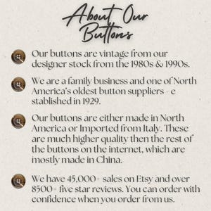 Pu&ograve; includere: Testo su bottoni vintage di un'azienda familiare. Il testo indica che i bottoni provengono da stock di designer degli anni '80 e '90, e che l'azienda &egrave; uno dei pi&ugrave; antichi fornitori di bottoni del Nord America, fondata nel 1929. Il testo indica anche che i bottoni sono prodotti in Nord America o importati dall'Italia, e che hanno realizzato oltre 45.000 vendite su Etsy e oltre 8.500 recensioni a cinque stelle.
