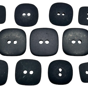 Peut inclure: Dix boutons carrés noirs avec deux trous chacun. Les boutons sont faits d'un matériau texturé et ont un bord légèrement arrondi.