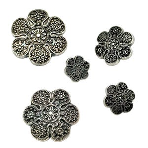 12 pezzi bottoni vintage con gambo floreale a forma di margherita - argento antico, varie misure / bottoni decorativi per cucito e abbigliamento / (k2063)