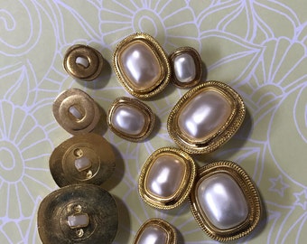 Ein Paket (5 Knöpfe) Vintage "Rectangular Pearl/Goldrand" Ösenknöpfe-C2488 aus den 1980er Jahren und in verschiedenen Größen erhältlich