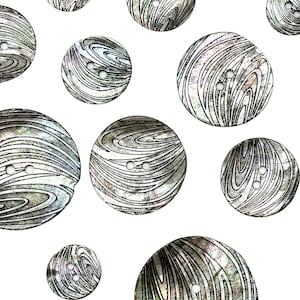 Könnte beinhalten: Eine Sammlung von 10 runden, irisierenden Perlmuttknöpfen mit einem wirbelnden Schwarz-Weiß-Muster. Die Knöpfe haben jeweils zwei Löcher.