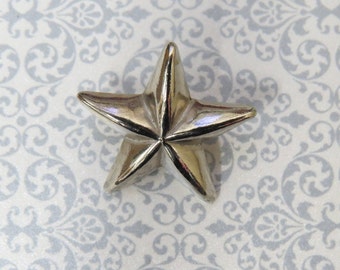 1 Dozen Star Silver or Gold Vintage Shank Buttons A118