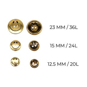 Pu&ograve; includere: Tre bottoni a forma di faccina sorridente dorati di diverse dimensioni. Il bottone pi&ugrave; grande &egrave; di 23 mm / 36L, il bottone intermedio &egrave; di 15 mm / 24L e il bottone pi&ugrave; piccolo &egrave; di 12,5 mm / 20L.
