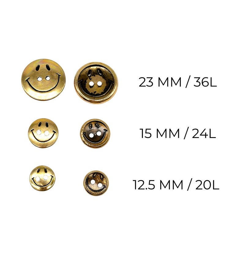 Pu&ograve; includere: Tre bottoni a forma di faccina sorridente dorati di diverse dimensioni. Il bottone pi&ugrave; grande &egrave; di 23 mm / 36L, il bottone intermedio &egrave; di 15 mm / 24L e il bottone pi&ugrave; piccolo &egrave; di 12,5 mm / 20L.