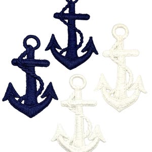 Puede incluir: Parches de ancla bordados en azul marino y blanco. Las anclas presentan cuerdas detalladas y diseños náuticos clásicos. Ideales para añadir un toque marítimo a ropa, bolsos o manualidades. Perfectos para proyectos de bricolaje.