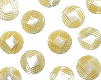 ヴィンテージ彫刻入りマザーオブパールシャンクボタン 1ダース | アンティークパールカラー、複数サイズ | 裁縫・工作用品 ボタン | (A8472)