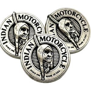 Puede incluir: Tres botones de metal de color plateado con una imagen en blanco y negro de una cabeza de indio y las palabras "Indian Motorcycle" y "Made in USA" alrededor del borde.