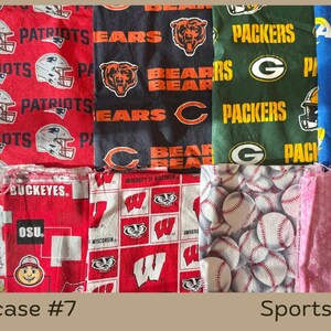 Puede incluir: Un collage de cuadrados de tela con tem&aacute;tica deportiva. Los dise&ntilde;os incluyen logotipos de equipos de f&uacute;tbol americano como los Seahawks, Patriots, Bears, Packers y Rams. Otros cuadrados presentan pelotas de b&eacute;isbol y tela rosa. El texto "Showcase #7" y "Sports" est&aacute; en la parte inferior.