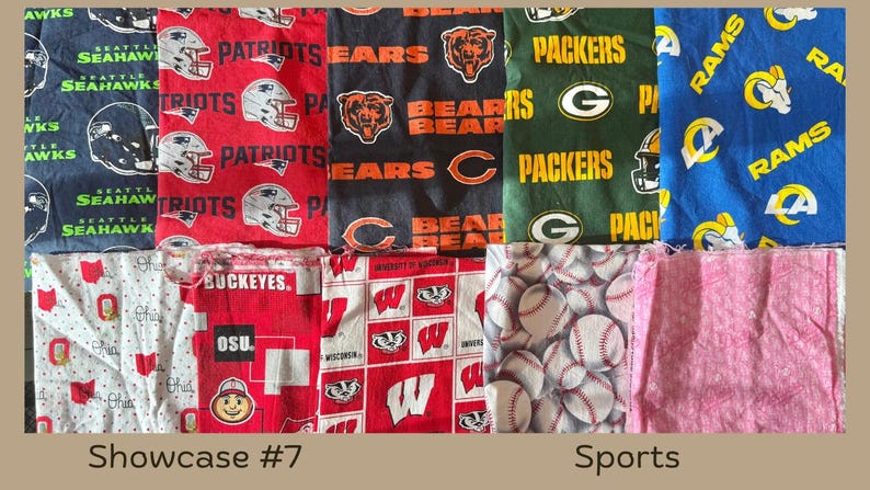 Puede incluir: Un collage de cuadrados de tela con tem&aacute;tica deportiva. Los dise&ntilde;os incluyen logotipos de equipos de f&uacute;tbol americano como los Seahawks, Patriots, Bears, Packers y Rams. Otros cuadrados presentan pelotas de b&eacute;isbol y tela rosa. El texto "Showcase #7" y "Sports" est&aacute; en la parte inferior.