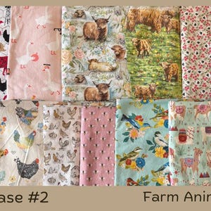 Puede incluir: Una colecci&oacute;n de muestras de tela con varios dise&ntilde;os de animales de granja. Los dise&ntilde;os incluyen pollos, vacas, gansos y llamas, sobre fondos blancos, rosas y azules. El texto "Showcase #2" y "Farm Animals" es visible.