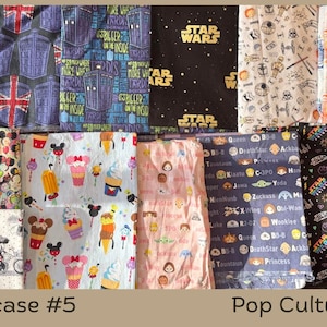 Puede incluir: Una colecci&oacute;n de muestras de tela con varios dise&ntilde;os de cultura pop. Los patrones incluyen Star Wars, Doctor Who, Mickey Mouse y otros temas de dibujos animados y pel&iacute;culas. Las telas son de varios colores, incluyendo negro, azul y blanco.