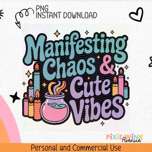 Puede incluir: Una ilustraci&oacute;n digital de un gr&aacute;fico de texto morado, azul y rosa que dice "Manifesting Chaos & Cute Vibes". El gr&aacute;fico est&aacute; rodeado de velas y un frasco con un l&iacute;quido rosa y humo morado.