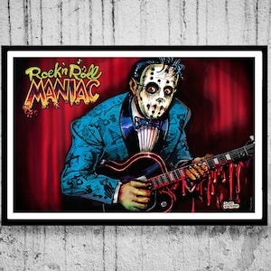 Puede incluir: Una ilustración digital de un hombre con un traje azul y una máscara de hockey tocando una guitarra. La guitarra está goteando sangre. El texto "Rock'n'Roll MANIAC" está por encima del hombre. La firma del artista está en la esquina inferior derecha.
