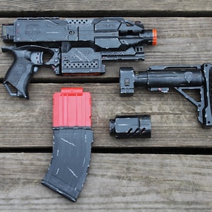カスタムペイントされたNerf N-Strike Elite Stryfeブラスター