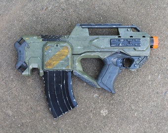 Custom Painted and Modded Nerf RAYVEN Motorized Blaster.  Nice add  to your next Cosplay.  Great Looking Prop or Wall hanger for Game room