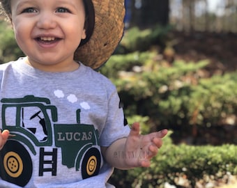 Camiseta con apliques de cumpleaños de tractor, camiseta de cumpleaños de tractor para niños pequeños, camiseta de tractor John Deer, temática de fiesta de granja, invitación de tractor, cumpleaños de granja