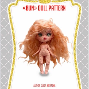 Puede incluir: Un patrón de muñeca de crochet para una muñeca con cabello largo, rizado, de color melocotón y ojos verdes. La muñeca está desnuda y tiene una corona sobre el título "<BUN> DOLL PATTERN". El texto "AUTHOR JULIA MYAZINA" y un enlace a la página de Instagram de la autora están debajo de la muñeca.