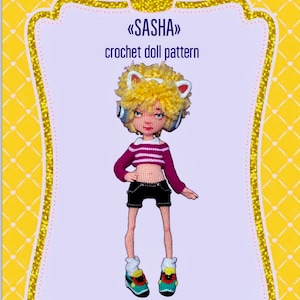 Könnte beinhalten: Häkelpuppe-Muster für eine Puppe namens "Sasha". Die Puppe hat blondes Haar, ein pink-weiß gestreiftes Shirt, schwarze Shorts und weiße Sneaker mit bunten Akzenten. Die Puppe trägt Kopfhörer und Katzenohren.