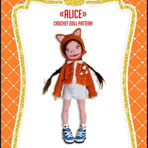 Puede incluir: Patrón de muñeca de crochet para una muñeca llamada Alice. La muñeca lleva un disfraz de zorro naranja con un vestido blanco y zapatillas azules. El patrón es de Julia Myazina.