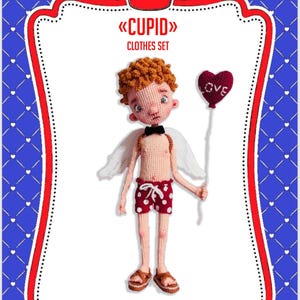 Puede incluir: Muñeco de ganchillo de Cupido, con pelo rojo, pajarita negra y pantalones cortos de lunares rojos y blancos, sosteniendo un globo en forma de corazón. La imagen está sobre un fondo azul con patrones de corazones blancos. El texto dice "CUPID CLOTHES SET".