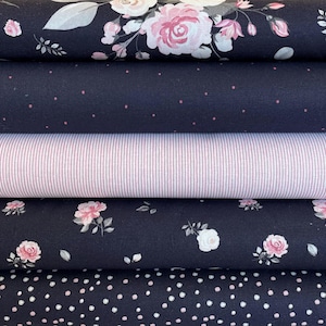 Könnte beinhalten: Fünf verschiedene Stoffmuster in verschiedenen Mustern. Das oberste Muster zeigt ein Blumenmuster mit rosa Rosen auf dunkelblauem Hintergrund. Das zweite Muster hat einen dunkelblauen Hintergrund mit kleinen weißen Punkten. Das dritte Muster hat ein weiß-rosa gestreiftes Muster. Das vierte Muster zeigt ein Blumenmuster mit rosa Rosen auf dunkelblauem Hintergrund. Das unterste Muster hat einen dunkelblauen Hintergrund mit kleinen weißen Punkten.