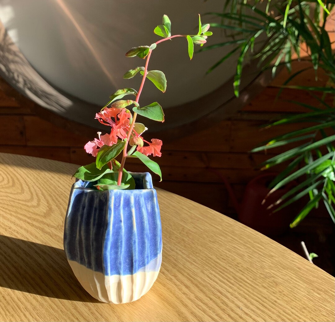 青い手作り陶器彫刻花瓶 - Etsy 日本