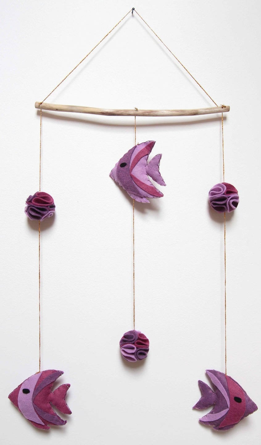Mobile Bébé - Feutrine Poissons et Pompons Décoration Murale, Chambre Mauve, Violet, Prune Enfant