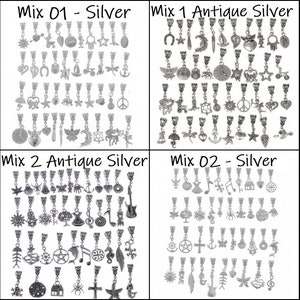 Op de afbeelding: Assortiment van zilveren en antieke zilveren bedelarmen met verschillende ontwerpen, waaronder harten, sterren, vredestekens, muzieknoten en meer. De bedels zijn gerangschikt in vier groepen met de labels "Mix 01 - Silver", "Mix 1 Antique Silver", "Mix 2 Antique Silver" en "Mix 02 - Silver".