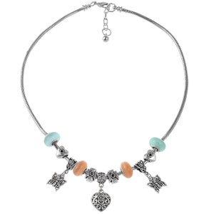 Peut inclure: Un collier en chaîne argent avec un pendentif en forme de cœur et des breloques en forme de papillon. Le collier a deux perles bleu clair et deux perles pêche.