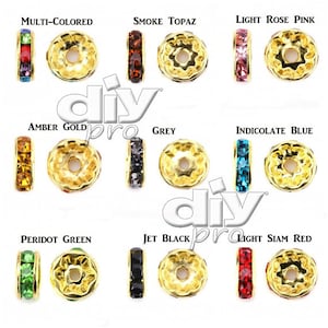 Puede incluir: Surtido de diez tapas de cuentas de metal dorado con acentos de cristal de diferentes colores. Las tapas de cuentas son redondas con un centro elevado y un borde exterior liso. Los cristales están dispuestos en un círculo alrededor del centro de la tapa de la cuenta. Los colores de los cristales son: multicolor, topacio ahumado, rosa claro, oro ámbar, gris, azul indicolite, verde peridoto, negro azabache y rojo Siam claro.