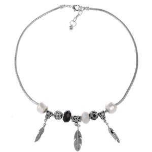 Op de afbeelding: Een zilveren slangenketting met een zwarte en witte kralenbedel en drie zilveren verenbedels.