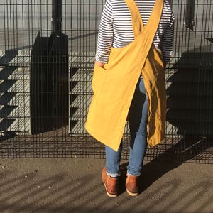 Tablier japonais en lin ramie jaune moutarde : dos croisé, grandes poches