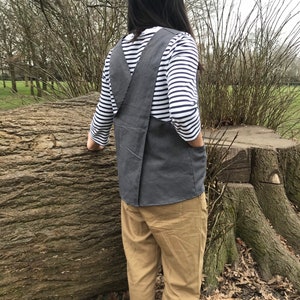Short cross over top for layering in ramie linen - short Japanese apron dark grey with pockets - waistcoat