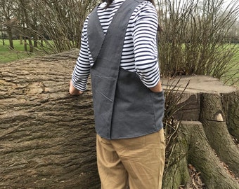 Short cross over top for layering in ramie linen - short Japanese apron dark grey with pockets - waistcoat