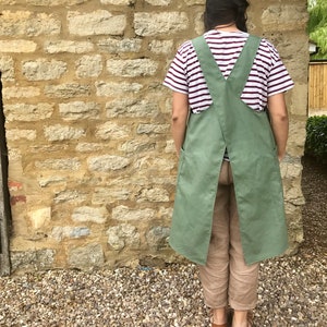 Khaki moss green heavy cotton Japanese apron, with crossover back and big pockets! A perfect gift! Tough and durable!