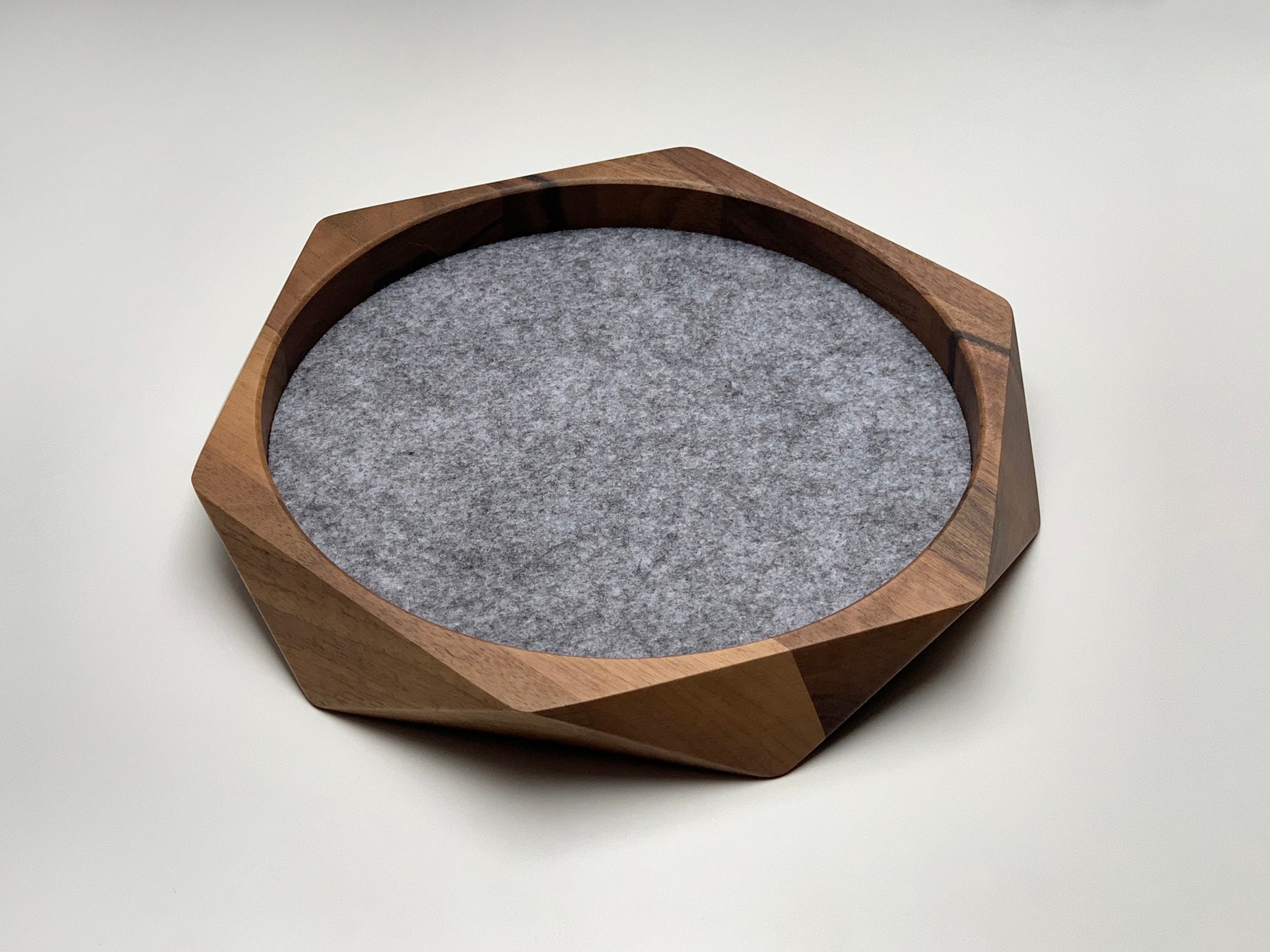 Plateau à Dés En Bois Octogonal – Porte-Dés Portable Feutré 10.5 Cm – Idéal Jeux De Société, Voyages, RPG – Inclut 5 Dés + Rangement Pièces