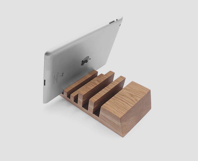 Multiple Charging Station Organizer in Natural Oak Wood for 5 Devices image 4