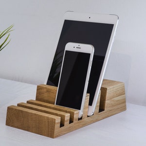 Multiple Charging Station Organizer in Natural Oak Wood for 5 Devices image 2