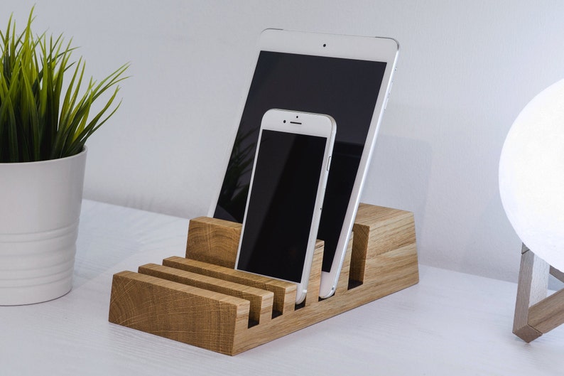 Multiple Charging Station Organizer in Natural Oak Wood for 5 Devices image 2