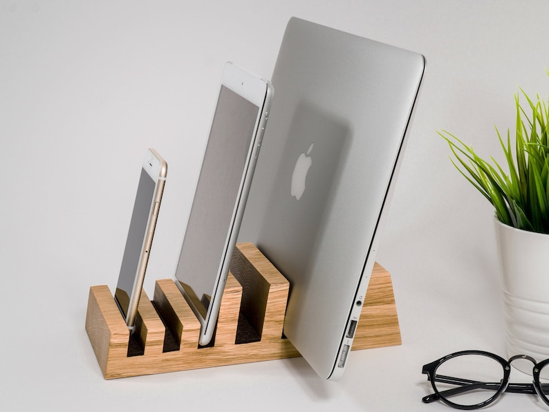 Multiple Charging Station Organizer in Natural Oak Wood for 5 Devices image 1