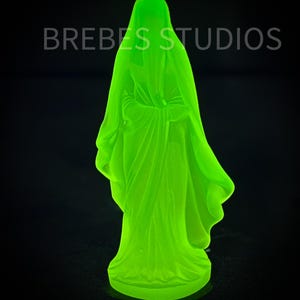 Ręcznie wykonana rzeźba ze szkła uranowego „Zasłona” – Luminous UV Reactive Art