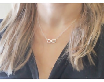 Colar delicado em prata de lei com o símbolo do infinito: Joias para o dia a dia