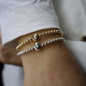 Ahornblatt Akzent Perlenarmband • Kanada Symbol Armband • 4 mm Perlen Armband • Ahornblatt Akzent Armband • Geschenk für Freunde • B427