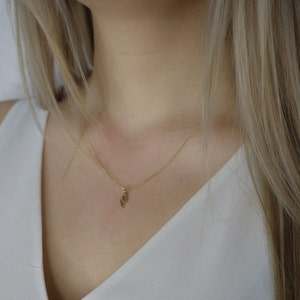 Elegant halsband i 14 karat massivt guld med änglavingar: Liten berlock