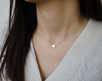 Collar con colgante de corazón con inicial en oro macizo de 14 quilates: dije personalizado • B325