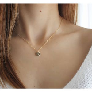 Collier avec initiales en or • Disque en or avec initiales en or • Collier gravé • Bijoux personnalisés • Rempli d'or 14 carats • Collier personnalisé • B223