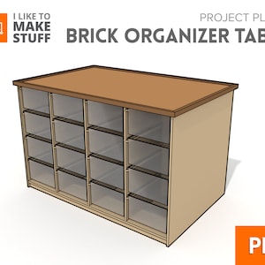 Puede incluir: Una mesa de madera con una tapa de color marrón claro y una base de color marrón claro. La mesa tiene 18 compartimentos para guardar objetos pequeños. La mesa está etiquetada como "Brick Organizer Table" y "Project Plans".