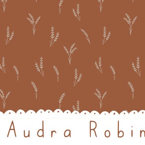 Peut inclure: Un fond brun avec une bordure en dentelle blanche en bas. Les noms Audra et Robin sont écrits en cursive blanche sur la bordure blanche.