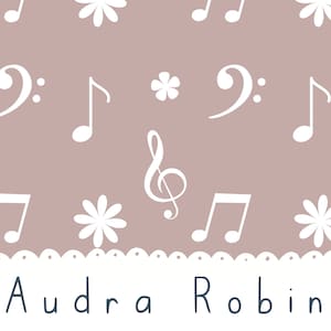 以下が含まれることがあります： 薄い茶色の背景に、下部に白いレースの縁取りがあります。背景には、白い音符、ト音記号、スタイリッシュな花が繰り返しパターンで描かれています。画像の下部には、青い文字で「Audra Robin」と書いてあります。